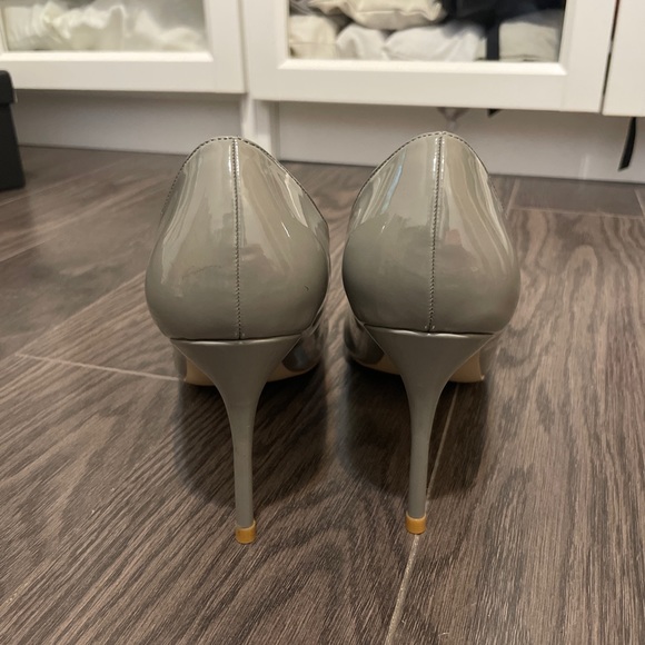【SOLD】Grey patent pump 85mm size 38 - Picture 2 of 5